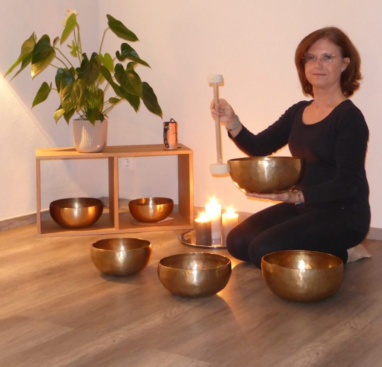 Ich sitze in meinem Wohlfühlraum auf dem Boden, neben mir brennen die Kerzen und ich halte eine Klangschale