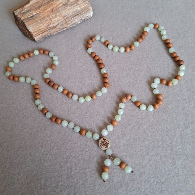 Perlenkette aus grünem Jade Perlen und braunen Sandelholzperlen mit einem Holzanhänger