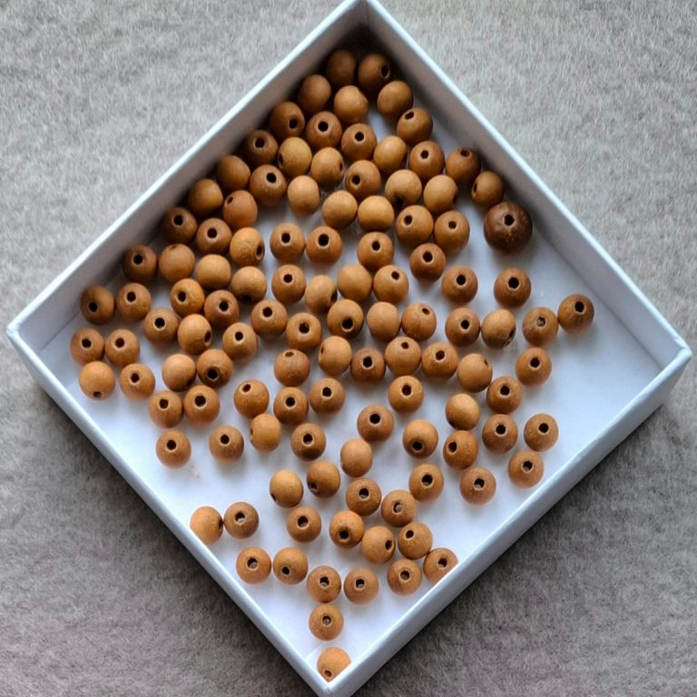 Sandelholz Perlen Braune Holzperlen in einer weißen quadratischen Schachtel.