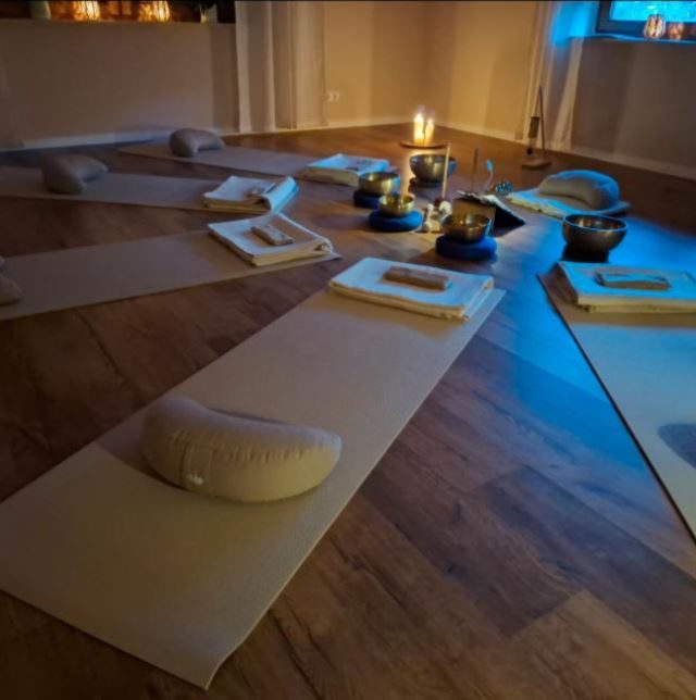 Meditationsmatten und Utensilien für eine entspannende Yoga-Session in einem ruhigen Raum.