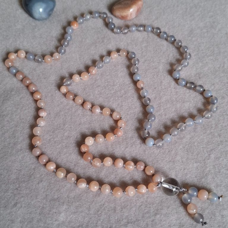Eine Perlenkette aus grauen und orangefarbenen Perlen.