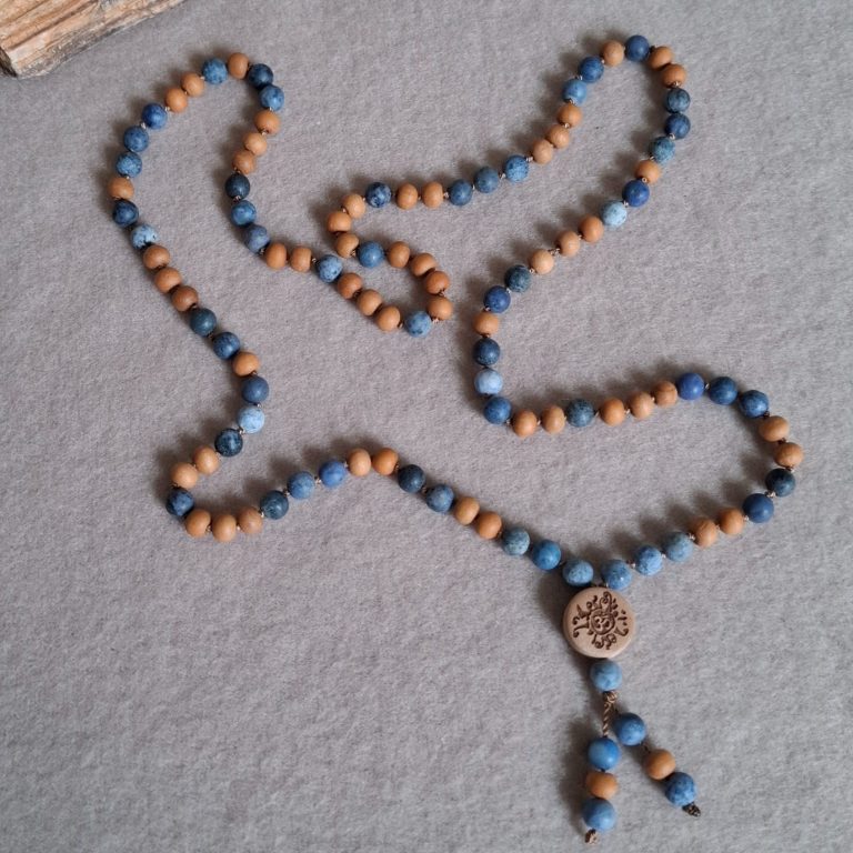 Perlenkette mit blauen Dumortierit- und braunen Sandelholzperlen, mittig mit einem symbolischen Holz Anhänger.