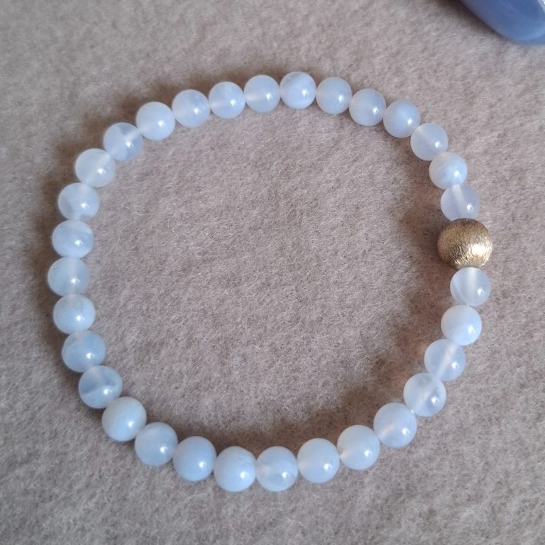 Hellblaues Armband aus Chalcedon Perlen mit einer silbernen Perle.
