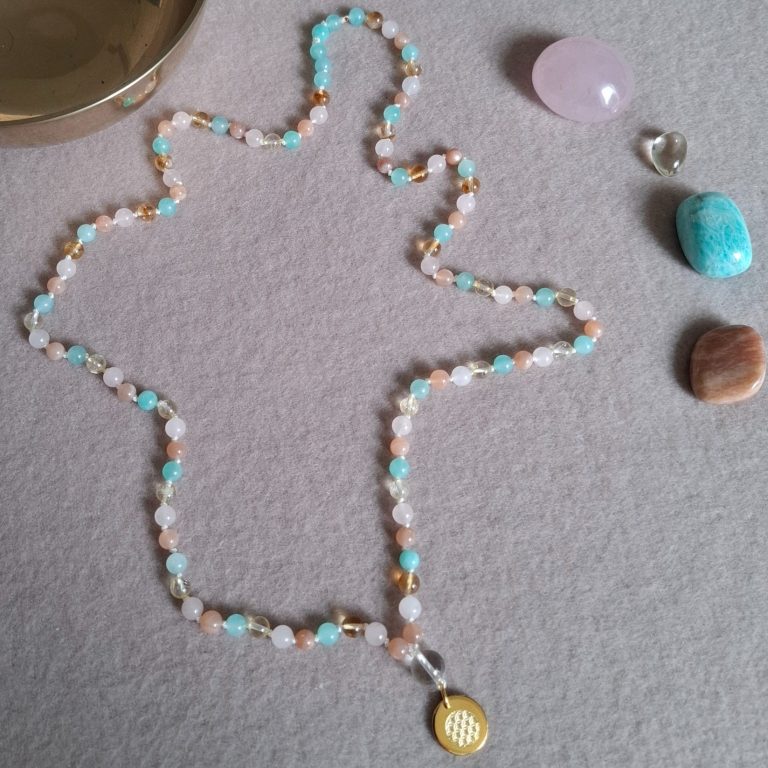 Bunte Perlenkette mit silberem Anhänger gelbvergoldet und verschiedenen Edelsteinen.