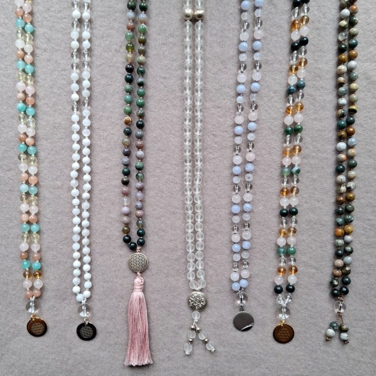 Edelstein-Perlenketten in verschiedenen Farben und Stilen, darunter eine mit Quaste.