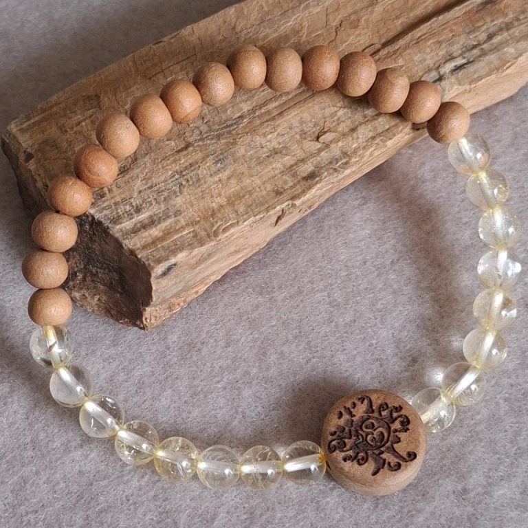 Holzarmband mit klaren Citrinperlen und Sandelholz Perlen, verziert mit einem gravierten Holzstück.