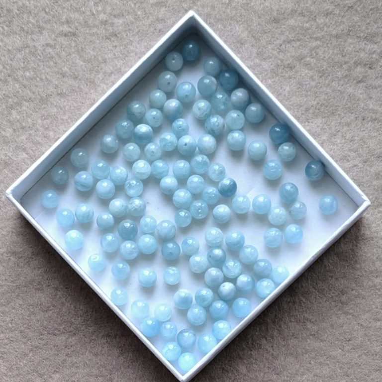 Aquamarin Perlen Hellblaue Perlen in einer quadratischen Schachtel,